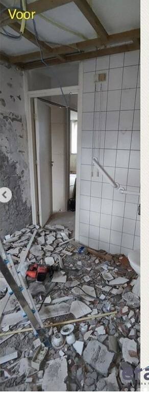 Voor de werkzaamheden: Badkamer met glazen douchewand